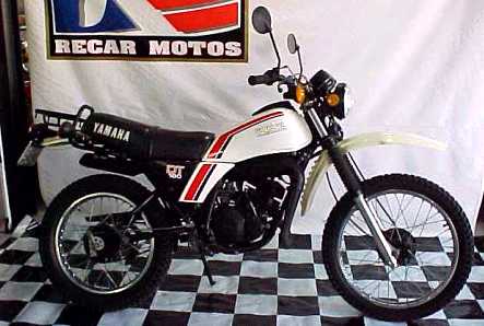 Das Antigas - Yamaha DT 180 é uma motocicleta com motor 2 tempos
